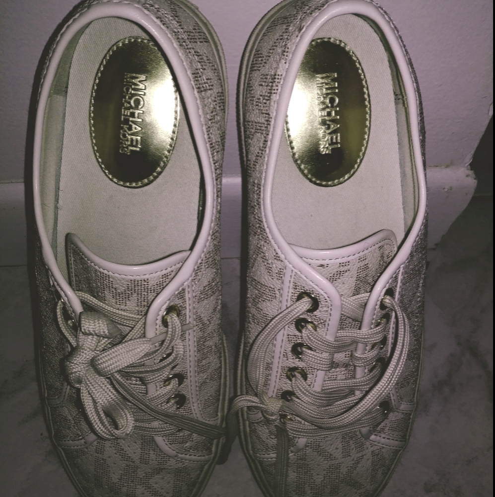 Shoe